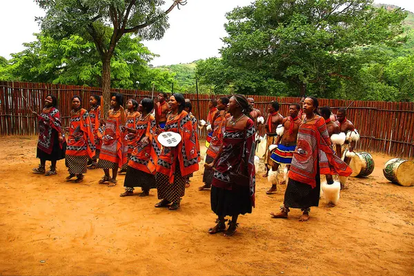 MANZINI, SWAZILAND - 25 Kasım 2010 'da Manzini, Svaziland' da Swazi şovunun sunumu sırasında geleneksel kıyafetler giyen kimliği belirsiz genç erkek ve kadınlar
