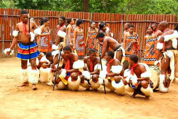 MANZINI, SWAZILAND - 25 Kasım 2010 'da Manzini, Svaziland' da Swazi şovunun sunumu sırasında geleneksel kıyafetler giyen kimliği belirsiz genç erkek ve kadınlar