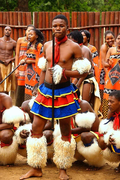 MANZINI, SWAZILAND - 25 Kasım 2010 'da Manzini, Svaziland' da Swazi şovunun sunumu sırasında geleneksel kıyafetler giyen kimliği belirsiz genç erkek ve kadınlar