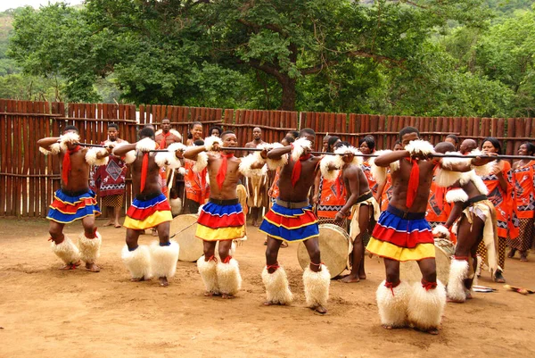 MANZINI, SWAZILAND - 25 Kasım 2010 'da Manzini, Svaziland' da Swazi şovunun sunumu sırasında geleneksel kıyafetler giyen kimliği belirsiz genç erkek ve kadınlar