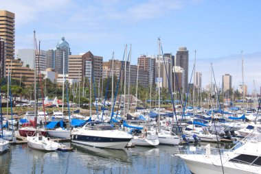 DURBAN, SOUTH AFRICA - 29 Kasım 2009: Durban 'da tekneler, Durban Marina Mozambik ve Port Elizabeth arasında bazen şiddetli denizlerden korunan güvenli bir sığınak sağlar.