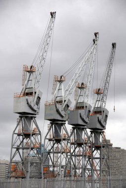 DURBAN GÜNEY AFRİKA - 29 Kasım 2009: Durban limanında bulutlu gökyüzüne karşı vinçler yükleniyor