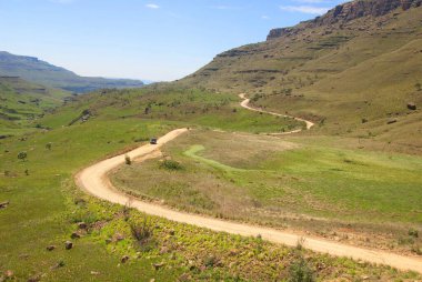 Lesotho 'nun güzel manzarası, resmi olarak Lesotho Krallığı, denize kıyısı olmayan bir ülke ve bölge, Güney Afrika Cumhuriyeti ile çevrili.