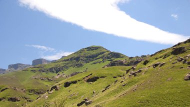 Lesotho 'nun güzel manzarası, resmi olarak Lesotho Krallığı, denize kıyısı olmayan bir ülke ve bölge, Güney Afrika Cumhuriyeti ile çevrili.