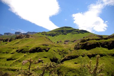 Lesotho 'nun güzel manzarası, resmi olarak Lesotho Krallığı, denize kıyısı olmayan bir ülke ve bölge, Güney Afrika Cumhuriyeti ile çevrili.