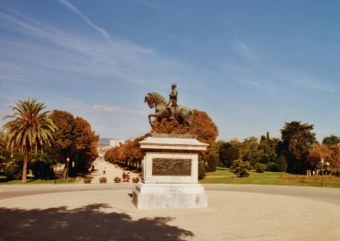 BARCELONA SPAIN 10 07 2000: General Don Juan Prim anıtı İspanyol general ve devlet adamıydı..