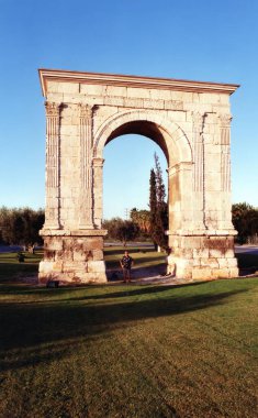 TARRAA CATALUNIA SPAIN 10 12 2000: Arc de Bera veya Bara, İspanya 'nın Katalonya eyaletinin Tarragona kentinin yaklaşık 20 km kuzeydoğusunda, Roda de Bera yakınlarındaki bir zafer kemeridir..