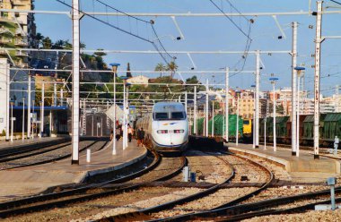 SITGES SPAIN 1008 2000: Sitges Katalonya, İspanya 'da hizmet veren bir Rodalies de Catalunya tren istasyonudur. Barcelona banliyö demiryolu hattı R2 Sud tarafından hizmet vermektedir.