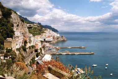 AMALFI COAST 05 22 2003: Amalfi Sahili Güney İtalya 'da Tyrhenian Denizi ve Salerno Körfezi' ne bakan bir kıyı şerididir..