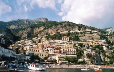 AMALFI COAST 05 22 2003: Amalfi Sahili Güney İtalya 'da Tyrhenian Denizi ve Salerno Körfezi' ne bakan bir kıyı şerididir..