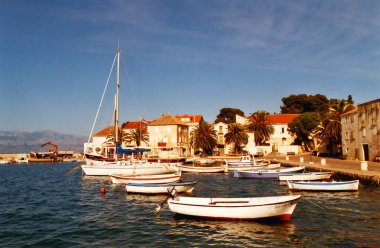HVAR CROATIA 05 19 2000: Hvar, Dalmaçya kıyısında, Brac, Vis ve Korcula adaları arasında yer alan bir Hırvat adasıdır..