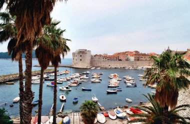 DUBROVNIK CROATIA 05 26 2000: Ragusa olarak bilinen Dubrovnik, Hırvatistan 'ın güney Dalmaçya kentinde bir şehirdir. Akdeniz 'in en tanınmış turizm beldelerinden biridir.