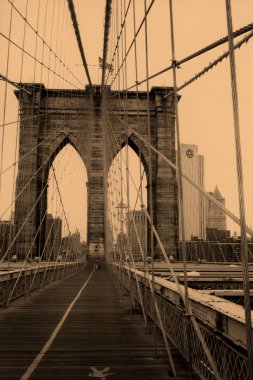 NEW YORK CITY NY 10 29 96: Brooklyn Köprüsü, ABD 'deki en eski asma köprülerden biridir. 1883 'te tamamlandı, Manhattan ve Brooklyn' in New York ilçelerini Doğu 'ya yayarak birbirine bağlıyor.