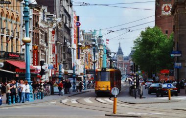 AMSTERDAM NETHERLANDS 06 01 2000: tipik kanal evleri. Kanal evlerinde genellikle bir bodrum, tavan arası ve ticaret malları depolanabilir..