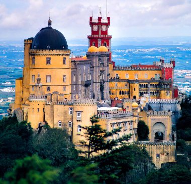 SINTRA PORTUGAL 09 05 05 2002: Pena Sarayı (Portekizce: Palacio da Pena), Portekiz Riviera 'sı Sintra belediyesine bağlı Sao Pedro de Penaferrim' de bir Romantik kaledir..