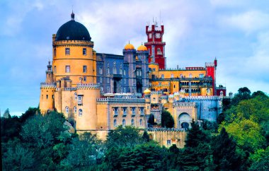 SINTRA PORTUGAL 09 05 05 2002: Pena Sarayı (Portekizce: Palacio da Pena), Portekiz Riviera 'sı Sintra belediyesine bağlı Sao Pedro de Penaferrim' de bir Romantik kaledir..