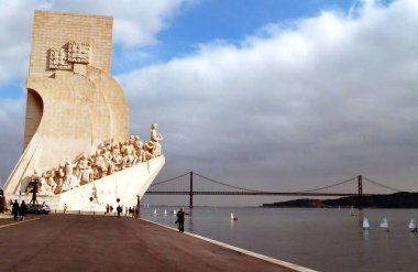 LISBON PORTUGAL 10 02 2002: Keşifler Anıtı, Lizbon 'un Santa Maria de Belem bölgesinde, Tagus nehrinin kuzey kıyısında bir anıttır.