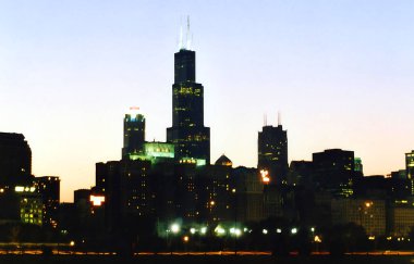 Chicago ILLINOIS BİRLİK DEVLETLERİ 06 23 2003; Willis Kulesi (eski adıyla Sears Kulesi) 108 katlıdır.