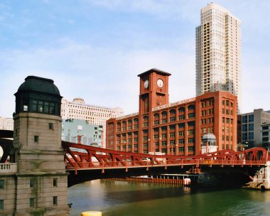 Chicago 'da nehri geçen pek çok köprüden biri olan 06 23 2003 tarihli Şikago Birleşik Devletleri.