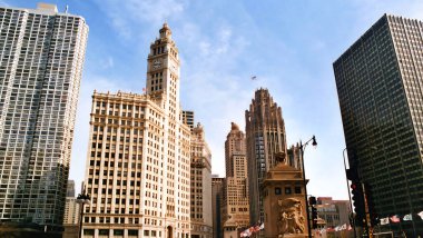 CHICAGO ILLINOIS BİRLİK DEVLETLER 06 23 2003; Wrigley Building, Michigan Bulvarı 'nda Tribune Tower' dan direk karşıya geçen bir gökdelen.