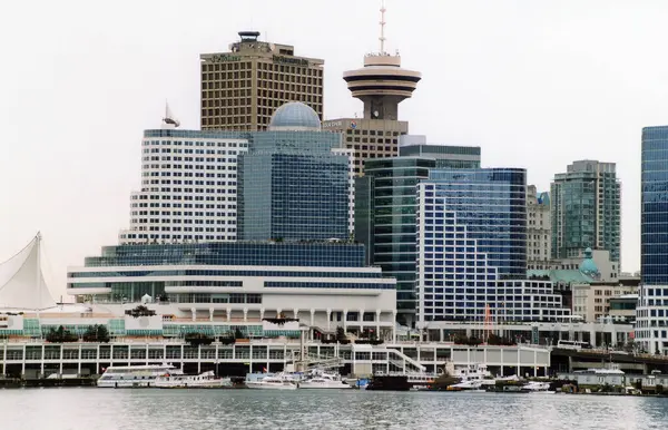 VANCOUVER BC CANADA 1229 2002: Vancouver şehir merkezi. Ticari, ticari, kültürel, finans, hükümet ve eğlence merkezidir.