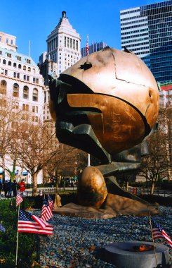 NEW YORK ABD 27 Ekim 2003: Dünya Ticaret Merkezi 'nin önündeki bronz küre şu anda New York, New York' ta Sıfır Noktası 'nda düşenlerin anısına sessizce Battery Park' ta bulunuyor. 