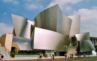 LOS ANGELES CALIFORNIA 05 12 2003: Walt Disney Concert Hall, Los Angeles. Frank Gehry tarafından tasarlandı. Los Angeles Müzik Merkezi 'nin dört salonundan biri ve Filarmoni Orkestrası' nın evi.