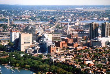 BOSTON MASSACHUTTS, Amerika Birleşik Devletleri 'nin Massachusetts eyaletinin başkenti ve en kalabalık şehridir.