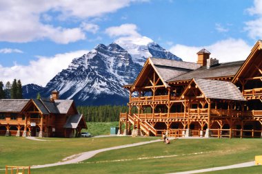JASPER ALBERTA CANADA 06: 22 2003: Mountain Lodge, Jasper, Kanada 'nın Rocky Dağları' nda yer alan Alberta 'nın batısında bulunan özel bir belediye ve yerleşim alanıdır..