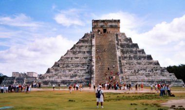 CHICHEN ITZA MEXICO - 11 11: 03: Chichen Itza Terminal Classic döneminin Maya halkı tarafından inşa edilmiş büyük bir Kolombiya öncesi şehir. Arkeolojik alan Tinum Belediyesi Yucatan Eyaleti 'nde yer almaktadır.