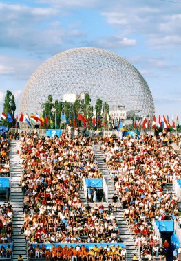 MONTREAL-CANADA 10 19 2005: Dünya Sucul Şampiyonası sırasında Biyosfer, Montreal 'de 1967 Dünya Fuarı, Expo 67 için ABD' nin eski pavyonu olan çevreye adanmış bir müzedir.