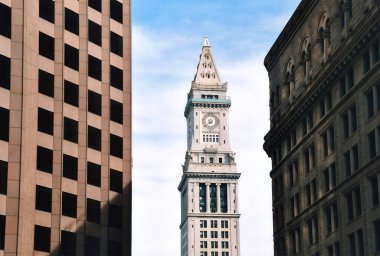BOSTON MASSACHUSETTS 10 10 2005: The Custom House Tower, Boston, Massachusetts 'in Finans Bölgesi' nde, McKinley Meydanı 'nda bulunan bir gökdelendir.