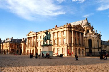 VERSAILLE FRANCE 10 12 2005: Versaille Sarayı, Fransa 'nın batısındaki Paris' in yaklaşık 19 kilometre (12 mi) batısında bulunan Kral 14. Louis tarafından yaptırılan eski bir kraliyet ikametgahıdır..