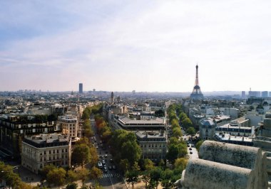 PARIS FRANCE 10-16: Zafer Takı 'nın bulunduğu Place de la Concorde ile Charles de Gaulle arasındaki Champs-Elysees Bulvarı' ndan Arc de Triomphe Paris 'ten kuş bakışı görüş