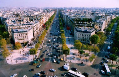 PARIS FRANCE 10-16: Zafer Takı 'nın bulunduğu Place de la Concorde ile Charles de Gaulle arasındaki Champs-Elysees Bulvarı' ndan Arc de Triomphe Paris 'ten kuş bakışı görüş 