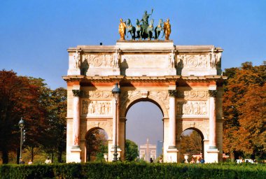 PARIS, FRANCE 08 24 2003: Paris 'teki Arch Triumph Atlıkarınca, eski Tuileries Sarayı' nın yanındaki Atlıkarınca Meydanı 'nda yer alıyor.