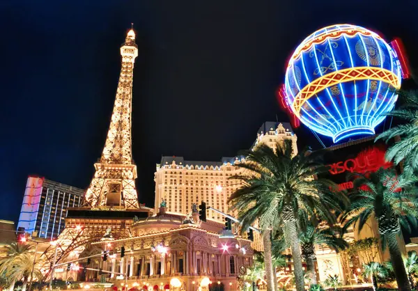 LAS VEGAS NEVADA AMERİKA BİRLİK Eyaletleri 05: 12 2004: Paris Las Vegas Oteli ve Kumarhanesi Las Vegas 'ın en cazip konaklama, restoranlar ve gece hayatı sunmaktadır