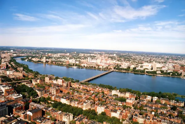 BOSTON MASSACHUTTS, Amerika Birleşik Devletleri 'nin Massachusetts eyaletinin başkenti ve en kalabalık şehridir. 