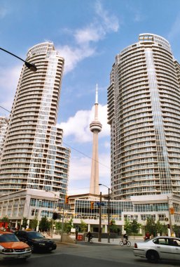 TORONONONONONTO ONTARIO CANADA 06 24 2006: CN Kulesi Toronto, Ontario, Kanada 'daki beton iletişim ve gözlem kulesi