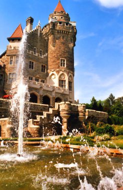 TORONONONONTO ONTARIO CANADA 06: 24 2006: Casa Loma (Tepedeki Ev için uygunsuz İspanyolca) Toronto, Ontario, Kanada 'da bulunan Gotik Diriliş şatosu tarzı bir konak ve bahçedir.