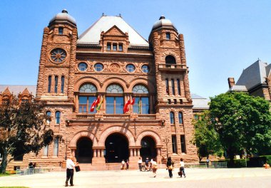 TORONONTO ONTARIO CANADA 06: 24 2006: Queen 's Park, Toronto şehir merkezinde bir şehir parkıdır. Park, Ontario Yasama Meclisi' nin bulunduğu Ontario Yasama Binası 'na ev sahipliği yapmaktadır.
