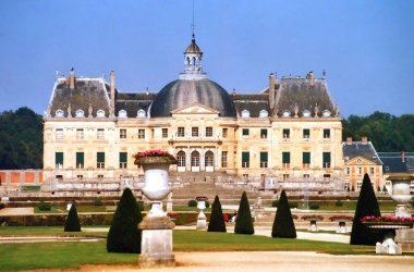 MAINCY FRANCE 10 10. 2005: Chateau de Vaux-le-Vicomte, Paris 'in 55 km güneydoğusunda, Melun yakınlarında yer alan Barok Fransız şatosudur.