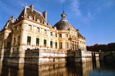 MAINCY FRANCE 10 10. 2005: Chateau de Vaux-le-Vicomte, Paris 'in 55 km güneydoğusunda, Melun yakınlarında yer alan Barok Fransız şatosudur.