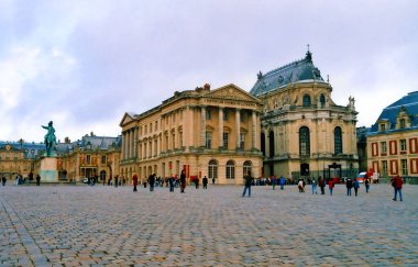 VERSAILLE FRANCE 10 12 2015: Versaille Sarayı, Fransa 'nın batısında, Paris' te yaklaşık 19 kilometre (12 mi) uzaklıkta bulunan Kral 14. Louis tarafından yaptırılan eski bir kraliyet ikametgahıdır..