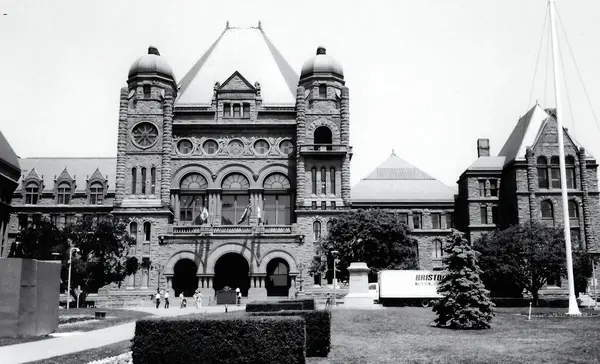 TORONONTO ONTARIO CANADA - 06: 06 24 2006: Queen 's Park, Toronto şehir merkezinde bir şehir parkıdır. Park, Ontario Yasama Meclisi' nin bulunduğu Ontario Yasama Binası 'na ev sahipliği yapmaktadır.