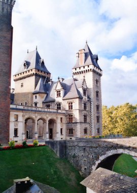 PAU FRANCE 10 09 2000: Chateau de Pau (Türkçe: Pau Kalesi, Baskça: Paueko gaztelua), Pirenes-Atlantik ve Bearn 'ın başkenti Pau' nun merkezinde bir kale..