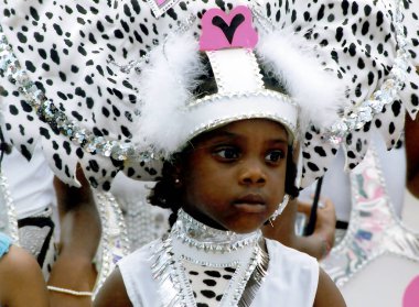 MONTREAL QUEBEC CANADA 07 22 2013: Montreal Carifiesta Montreal Carifte geçit töreninin kimliği belirsiz katılımcıları. Montreal 'in Karayip topluluğu, karnaval tarzı, güzel kostümlü.