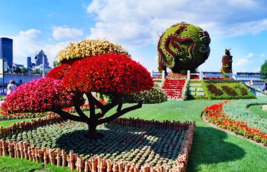 MONTREAL CANADA 06: 15 2000: Mosaicultures Internationales Montreal 2000 (MIM2000) 'in iki aşamalı bir amacı vardı: yenilikçi, muhteşem bir moda ile yeni milenyumu yükseltmek 