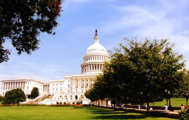 WASHINGTON BİRLİK AMERİKA 08 16 1998: ABD Kongre Binası Washington şehrine tepeden bakan ve Amerikan halkının yaygın olarak tanınan bir simgesi haline gelen muhteşem beyaz kubbe