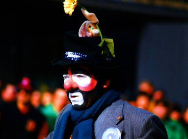 MONTREAL QUEBEC CANADA 03 17 2005: Saint-Patrick geçit töreninde palyaço gibi adam